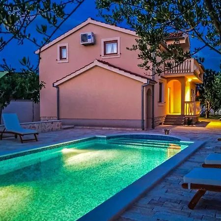 Modern Escape With Private Pool Sauna Game Bbq Near וילה זאדאר
