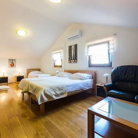 Βίλα Modern Escape With Private Pool Sauna Game Bbq Near Ζαντάρ