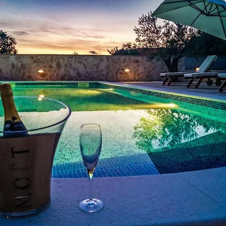 Modern Escape With Private Pool Sauna Game Bbq Near Ζαντάρ