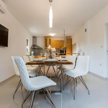 Modern Escape With Private Pool Sauna Game Bbq Near וילה